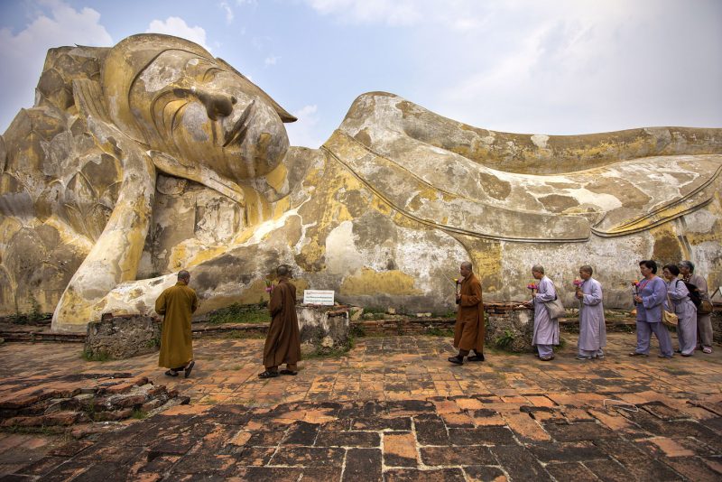 thailand-ayutthaya-monks-sleeping-buddha