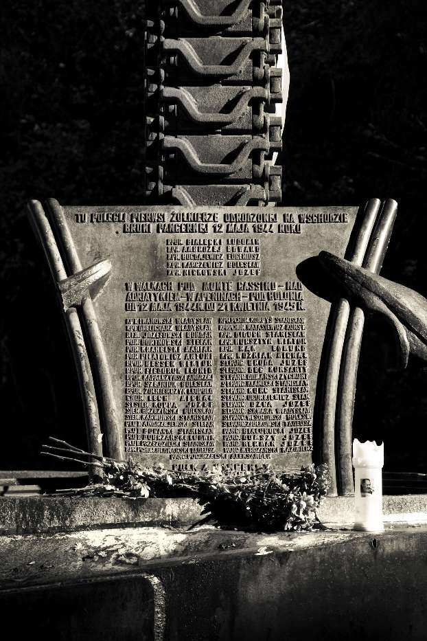 Targa apposta sul carro armato sherman in memoria dei soldati polacchi caduti durante la battaglia di Montecassino